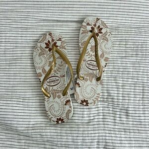 BRAND NEW HAVAIANAS FLIP FLOPS